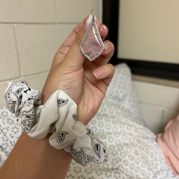 NWOT KENDRA SCOTT EARRINGS - Picture 2 of 2